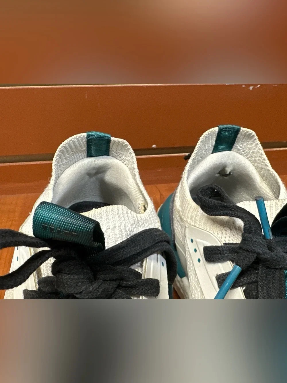 Vélez Fly Up Women’s Sneakers Size 7.5 White Teal Athletic Shoes